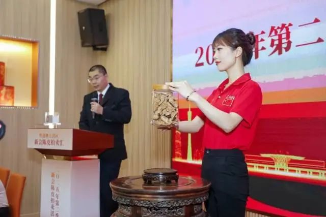 粤港澳大湾区新会陈皮拍卖汇第二季新会陈皮拍卖活动在江门市新会区泓达堂新会陈皮庄园隆重举行。