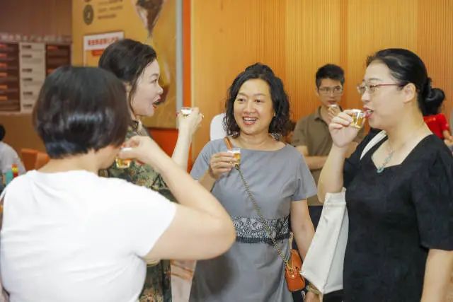 品鉴环节中，与会嘉宾品尝不同年份新会陈皮冲泡的茶汤。